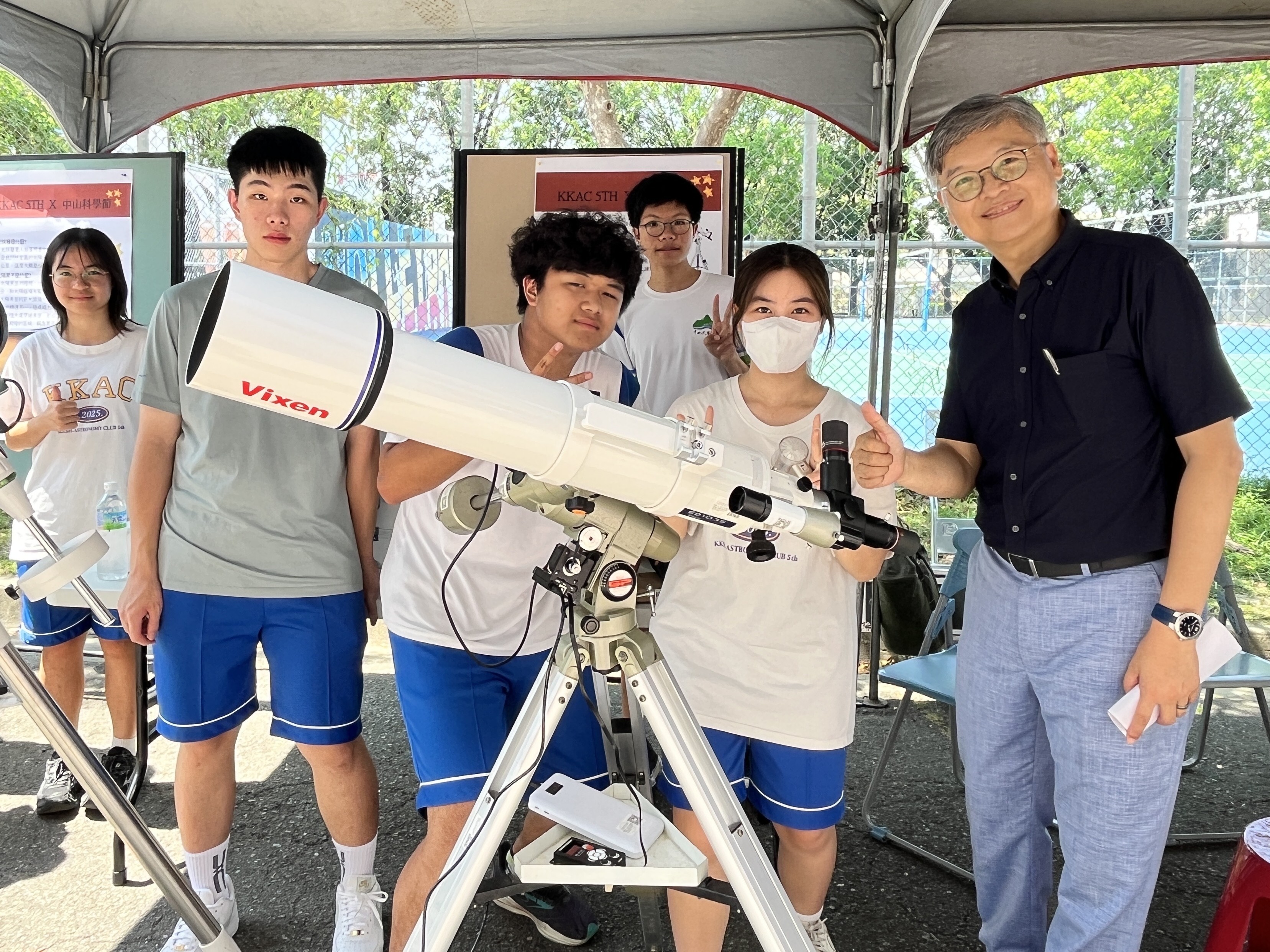 黃致誠校長參觀天文社望遠鏡